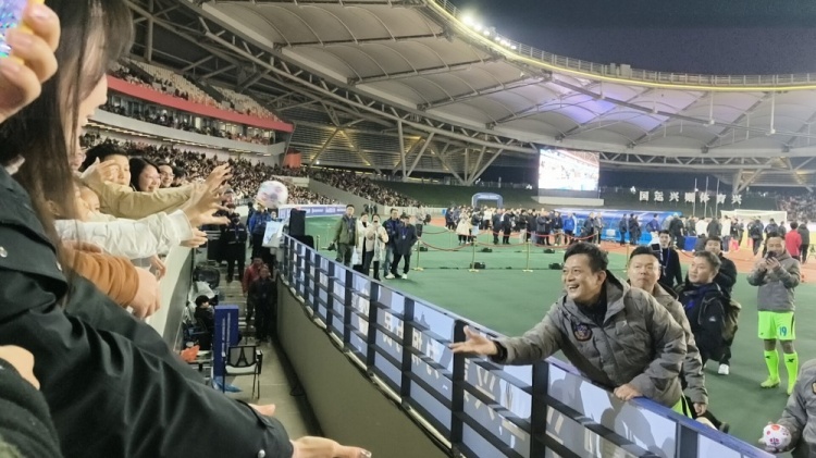 中國香港明星足球隊40載巡回賽樂山站，1-2不敵海浪明星足球隊