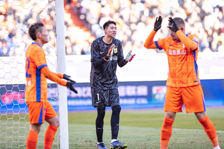 魯媒：今日泰山29人參加與大連賽前訓練，于金永有望擔任首發門將
